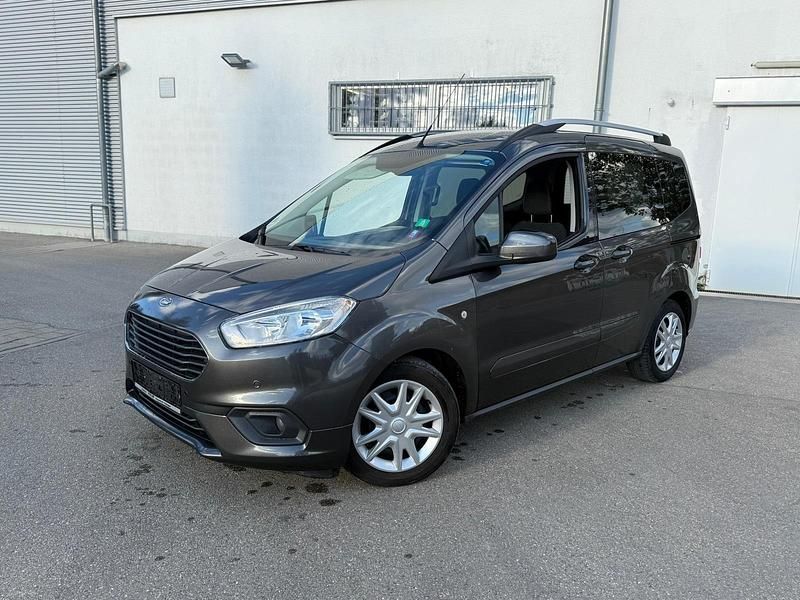 Grau Gebraucht 2018 Ford Tourneo Courier Titanium Van / Kleinbus | 7.499 € (Guter Preis) - Bild 1/4