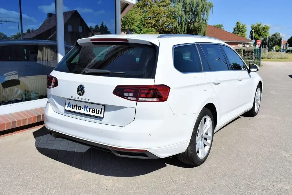 Gebraucht VW Passat Business 150 PS (110 kW) 2024 Gletscherweiß metallic Kombi