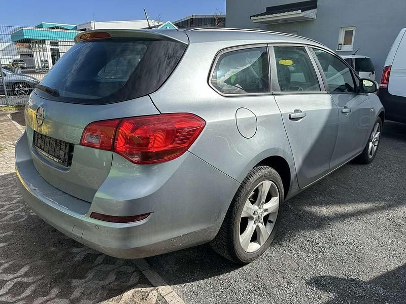 Gebraucht Opel Astra Edition 116 PS (85 kW) 2011 Grün Kombi