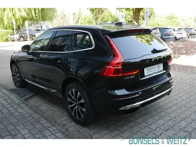 Gebraucht Volvo XC60 Plus 197 PS (144 kW) 2023 Onyx black / metallic (metallic) SUV
