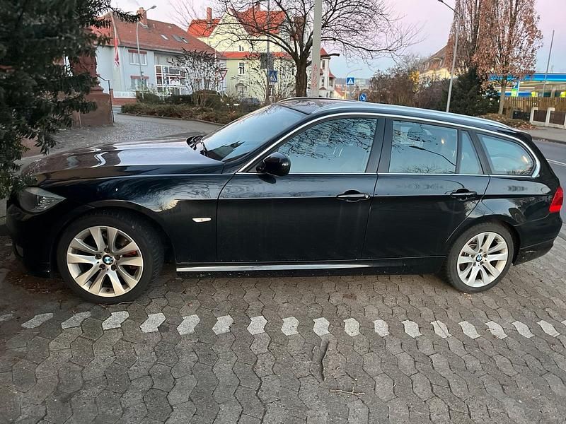 Gebraucht BMW 318 143 PS (105 kW) 2012 Schwarz Limousine