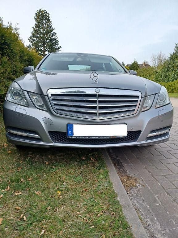 Second-hand Mercedes E300 Elegance 231 CP (169 kW) 2012 Argintiu Berlinǎ