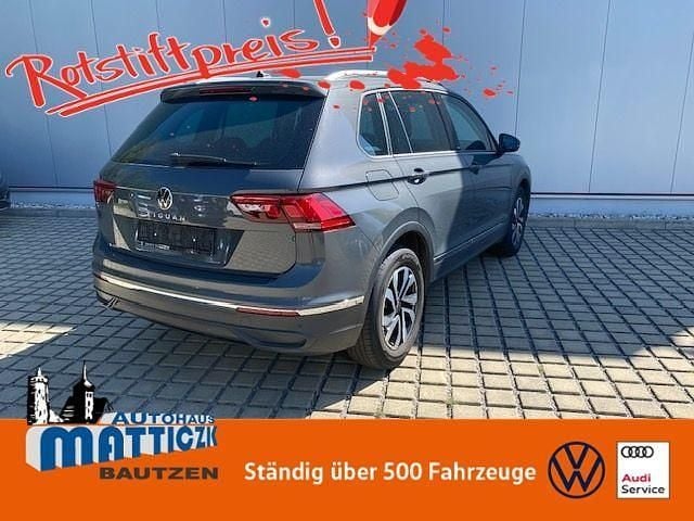 Delfingrau metallic (metallic) Gebraucht 2021 VW Tiguan Active SUV | 23.989 € (Teuer) - Bild 1/4