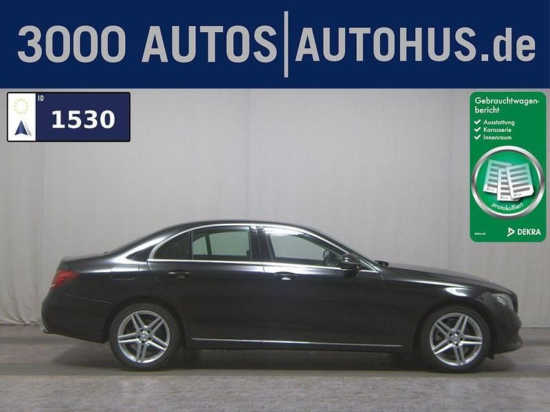 Obsidianschwarz metalliclack Gebraucht 2018 Mercedes E220 Avantgarde Limousine | 23.980 € (Superpreis) - Bild 1/4