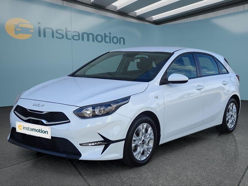 Weiß Gebraucht 2024 Kia Ceed Kleinwagen | 21.749 € (Guter Preis) - Bild 1/4
