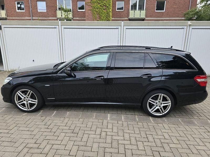 Second-hand Mercedes E250 204 CP (150 kW) 2010 Negru Berlinǎ