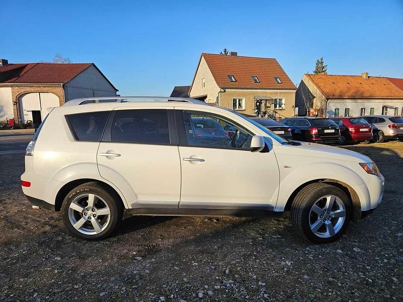 Gebraucht Mitsubishi Outlander Intense 156 PS (114 kW) 2008 Perlmuttweiss (p) SUV
