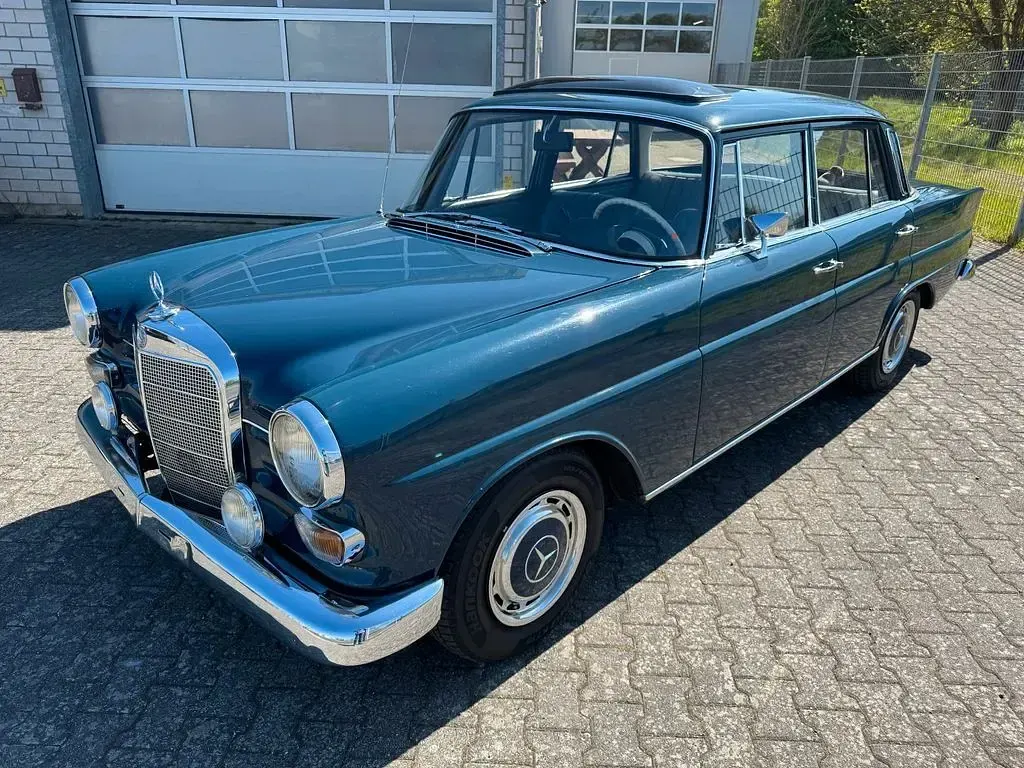 Gebraucht Mercedes 230 120 PS (88 kW) 1967 Blau Limousine