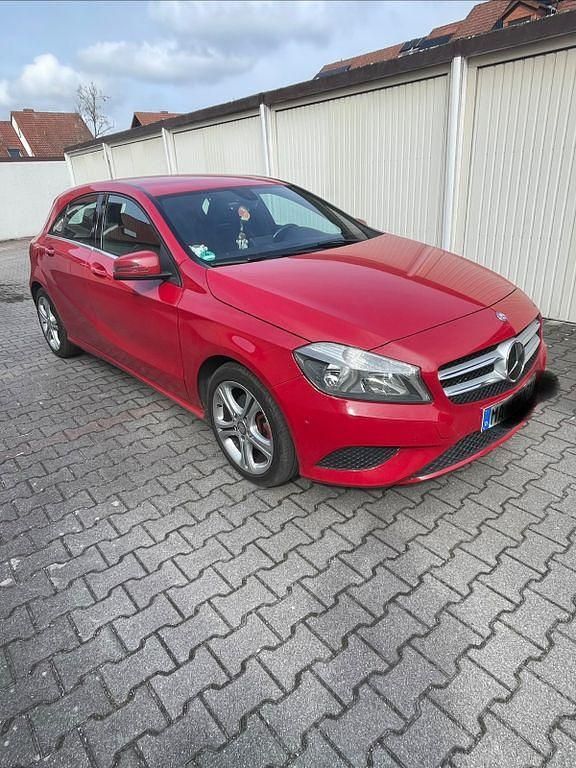 Gebraucht Mercedes A180 122 PS (89 kW) 2012 Rot Limousine
