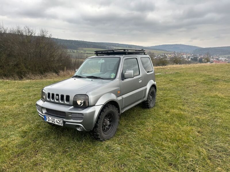 Grau Gebraucht 2010 Suzuki Jimny SUV | 10.999 € (Teuer) - Bild 1/4