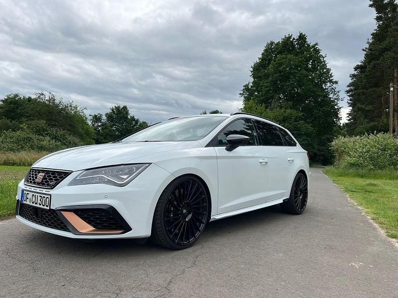 Weiß Gebraucht 2019 Cupra Leon Limousine | 24.400 € (Fairer Preis) - Bild 1/4