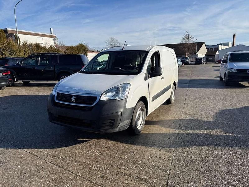 Gebraucht Peugeot Partner Premium 99 PS (72 kW) 2018 Lack weiss banquise/deckend Van / Kleinbus