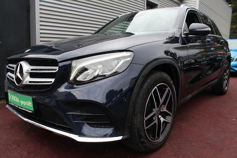 Blau Gebraucht 2019 Mercedes GLC250 AMG line SUV | 29.979 € (Fairer Preis) - Bild 1/4