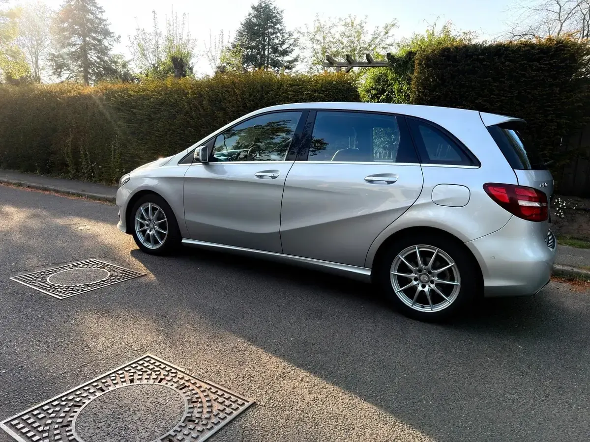 Gebraucht Mercedes B180 2017 Silber Van / Kleinbus