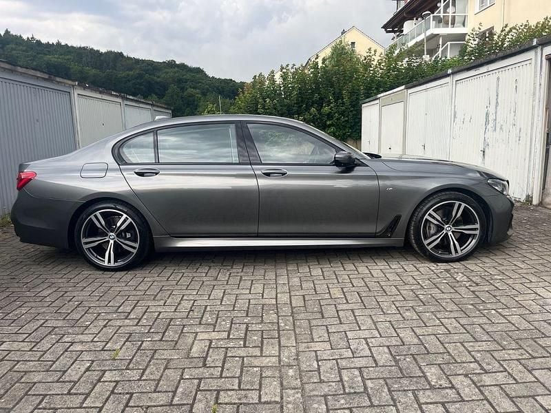 Grau Gebraucht 2018 BMW 740L M Sport Limousine | 37.900 € (Fairer Preis) - Bild 1/4