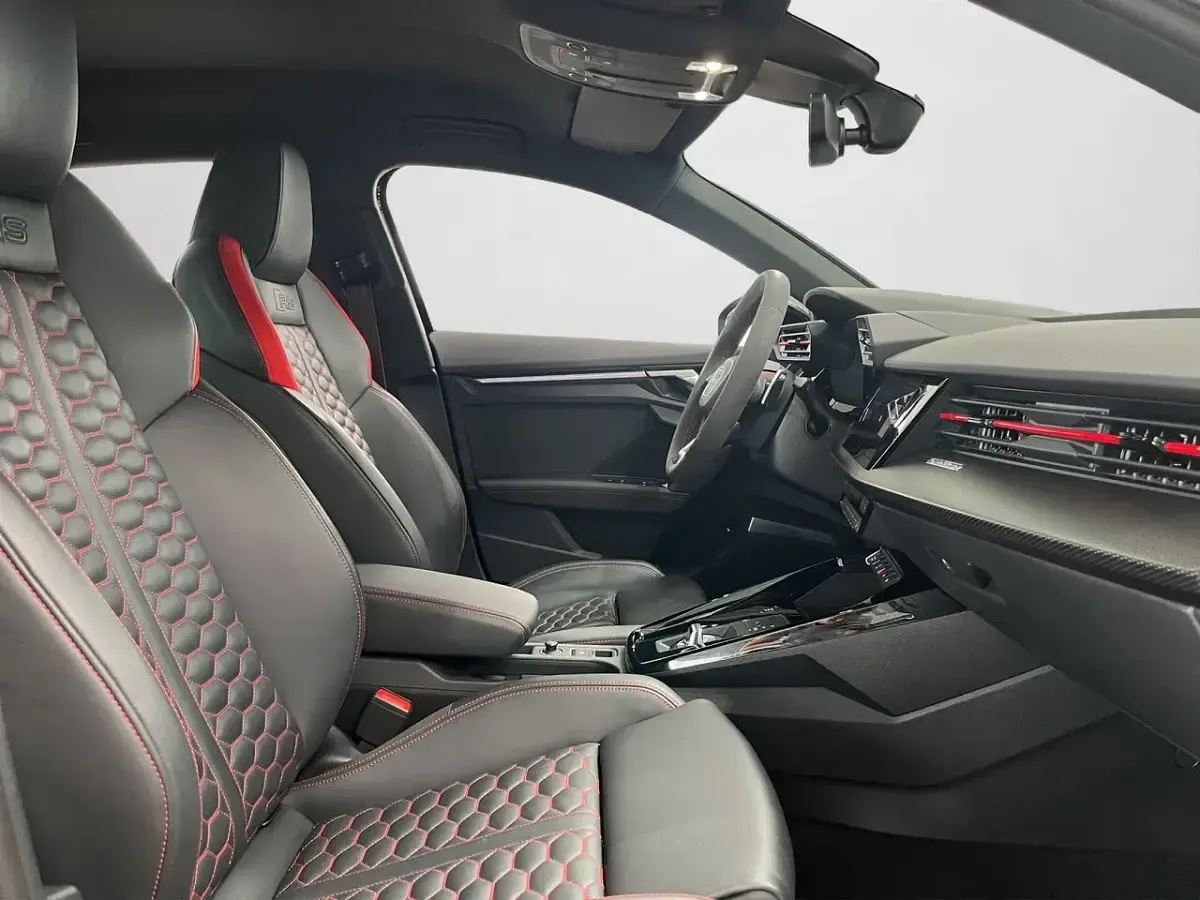 Gebraucht Audi RS3 Sportback Premium 400 PS (294 kW) 2023 Mythosschwarz metallic (metallic) Kleinwagen