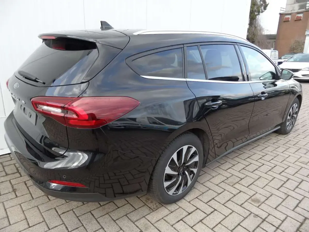 Używany Ford Focus Titanium 125 KM (91 kW) 2024 Czarny Kombi