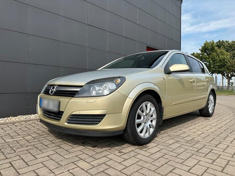 Gold Gebraucht 2004 Opel Astra Kleinwagen | 2.790 € (Etwas zu teuer) - Bild 1/4