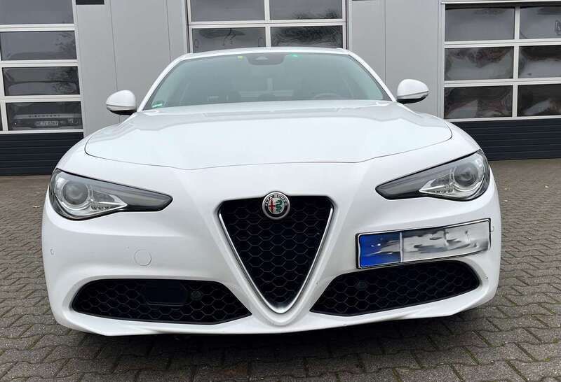 Weiß Gebraucht 2022 Alfa Romeo Giulia Super Limousine | 21.900 € - Bild 1/4