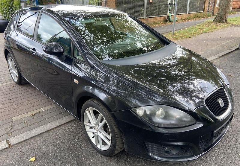 Schwarz Gebraucht 2011 Seat Leon Stylance Limousine | 3.450 € (Guter Preis) - Bild 1/4