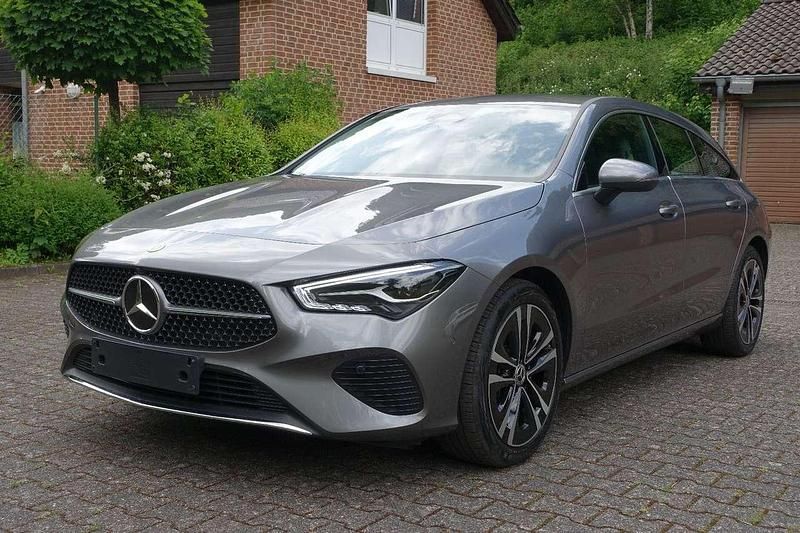 Mountaingraumetallic Gebraucht 2024 Mercedes CLA180 Advanced Limousine | 26.700 € (Superpreis) - Bild 1/4