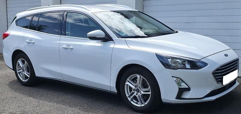 Weiß Gebraucht 2020 Ford Focus Cool & Connect Limousine | 8.800 € (Superpreis) - Bild 1/4