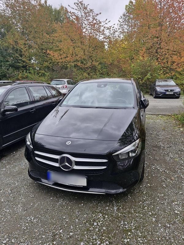 Schwarz Gebraucht 2019 Mercedes 180 Limousine | 25.000 € - Bild 1/4
