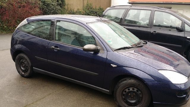 Usata Ford Focus 101 CV (74 kW) 2000 Blu Utilitaria
