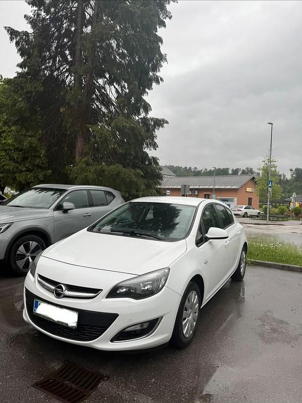 Weiß Gebraucht 2012 Opel Astra Enjoy Kleinwagen | 5.599 € (Fairer Preis) - Bild 1/4