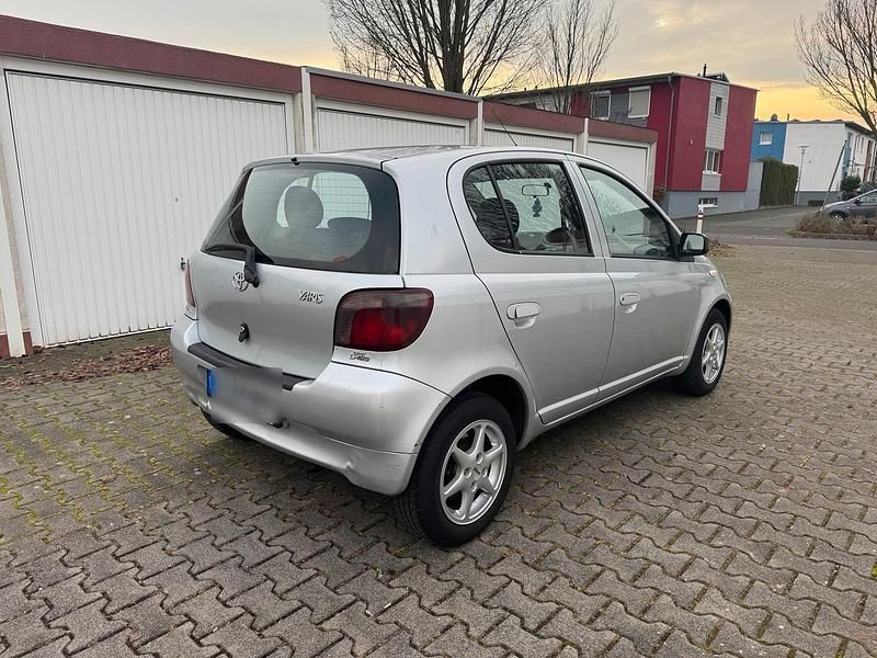 Gebraucht Toyota Yaris 75 PS (55 kW) 2003 Silber Kleinwagen