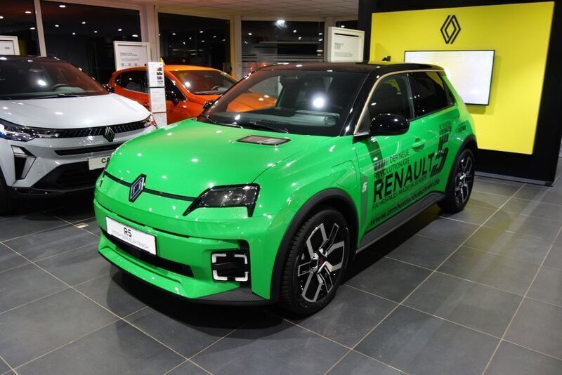 Grün Gebraucht 2024 Renault R5 Komfort Kleinwagen | 31.990 € (Fairer Preis) - Bild 1/4
