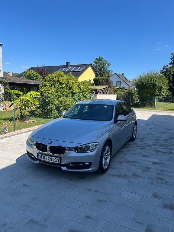 Silber Gebraucht 2012 BMW 320 Sport Line Limousine | 7.900 € (Superpreis) - Bild 1/4