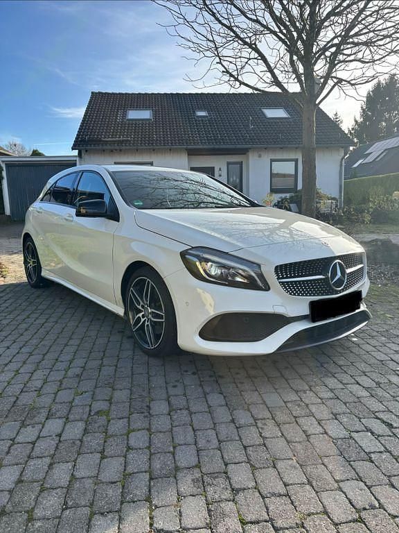 Weiß Gebraucht 2016 Mercedes 220 Limousine | 17.490 € - Bild 1/4