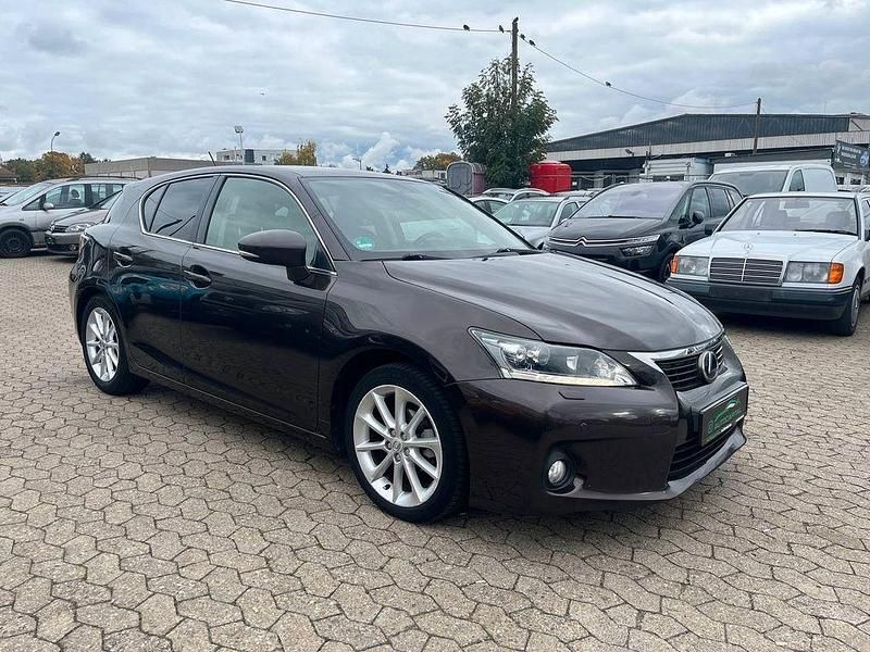 Gebraucht Lexus CT200h 99 PS (72 kW) 2011 Braun Kleinwagen