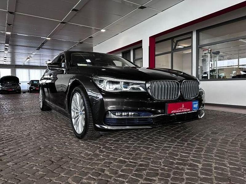 Gebraucht BMW 750 Sport Line 400 PS (294 kW) 2016 Grau Limousine