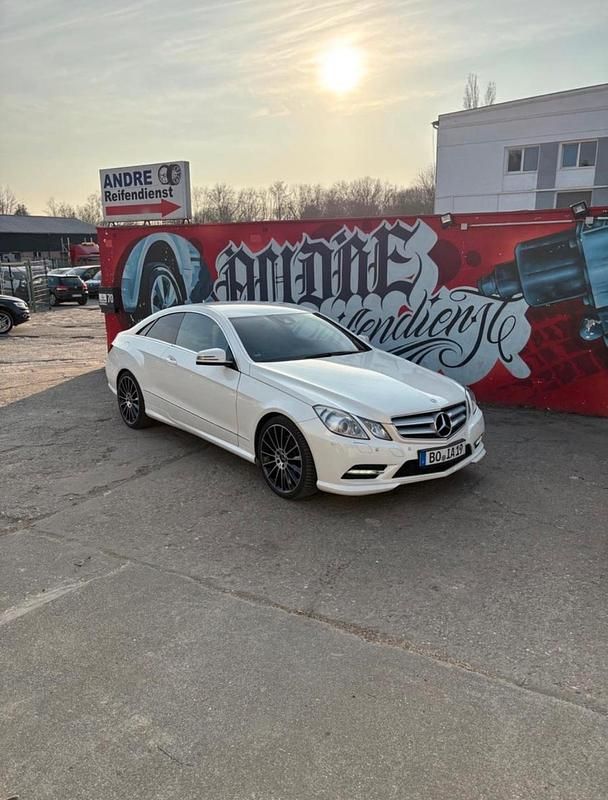 Weiß Gebraucht 2013 Mercedes E250 AMG line Coupé | 13.900 € (Fairer Preis) - Bild 1/4