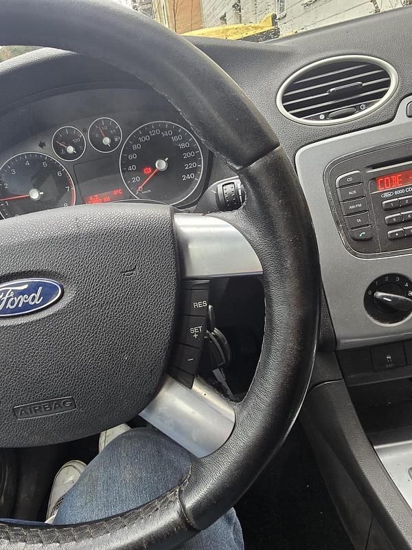 Gebraucht Ford Focus 100 PS (73 kW) 2007 Silber Kombi