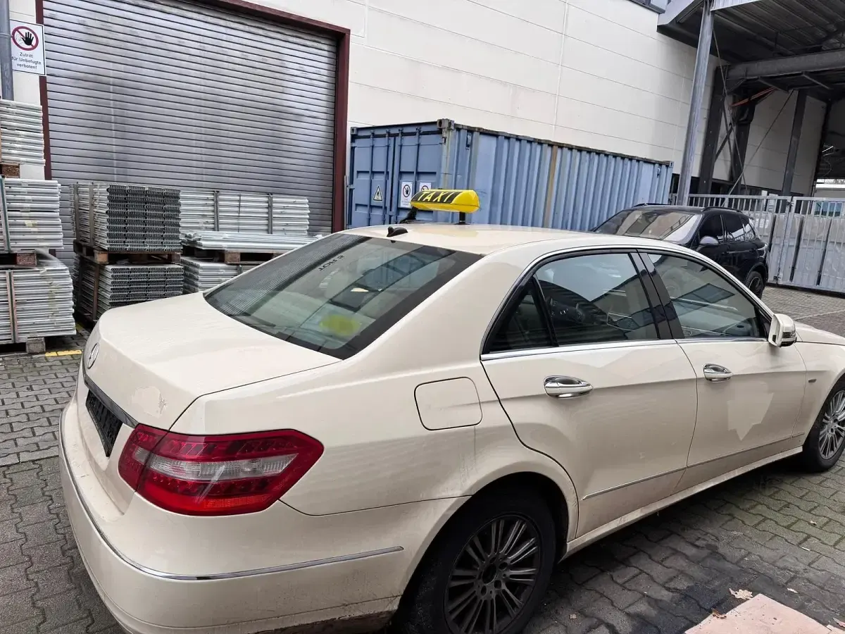 Usado Mercedes E220 150 CV (110 kW) 2010 Beige Berlina