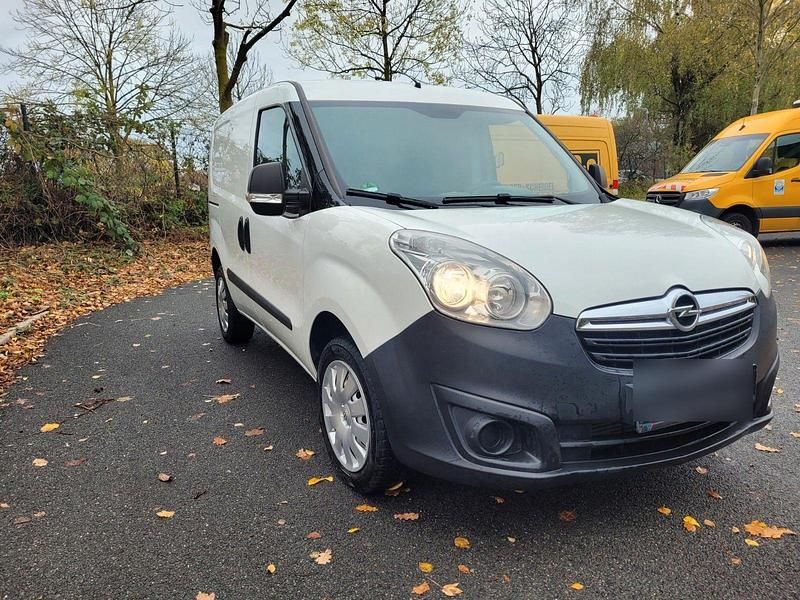Weiß Gebraucht 2017 Opel Combo Selection Van / Kleinbus | 5.950 € (Guter Preis) - Bild 1/4