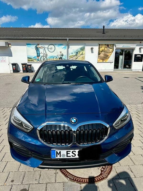Blau Gebraucht 2021 BMW 118 Advantage Kleinwagen | 20.900 € (Guter Preis) - Bild 1/4