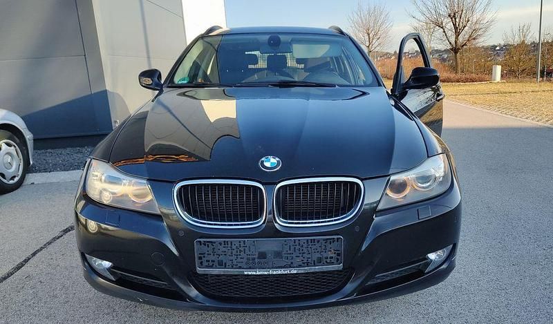 Gebraucht BMW 318 143 PS (105 kW) 2012 Schwarz Kombi
