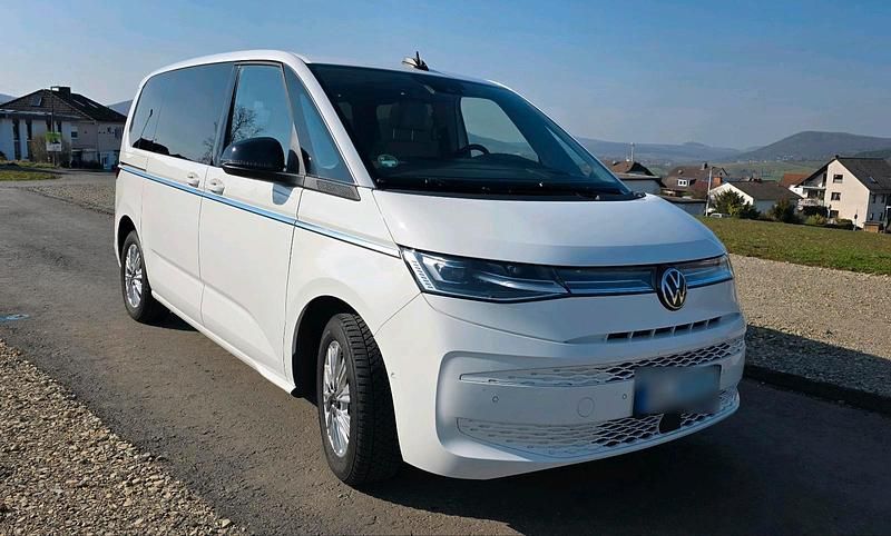 Second-hand VW Multivan Style 204 CP (150 kW) 2022 Alb Monovolum