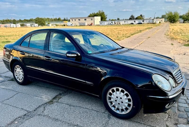 Schwarz Gebraucht 2003 Mercedes E240 Limousine | 8.990 € (Teuer) - Bild 1/2