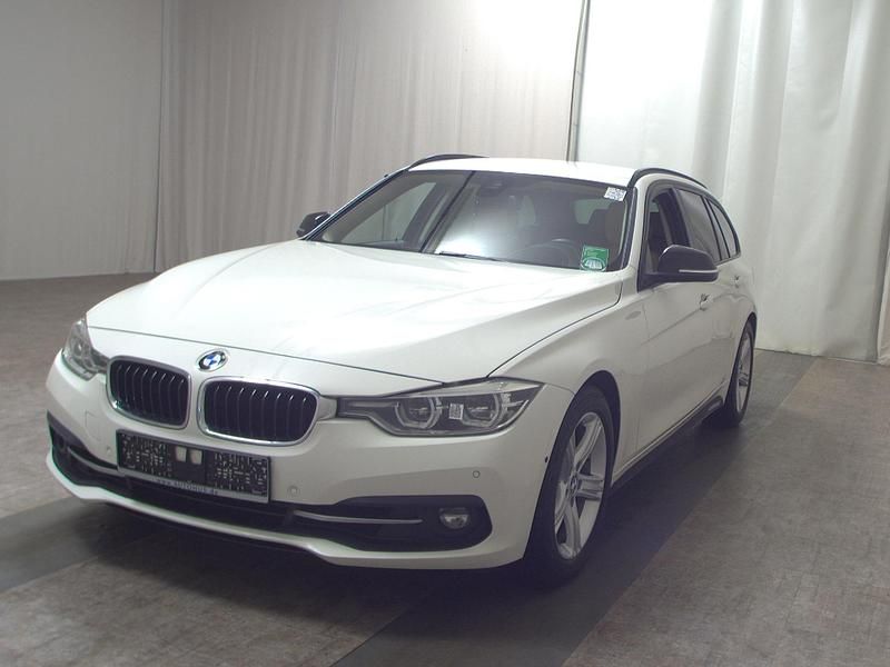 Gebraucht BMW 330 Sport Line 252 PS (185 kW) 2019 Alpinweiss iii Kombi