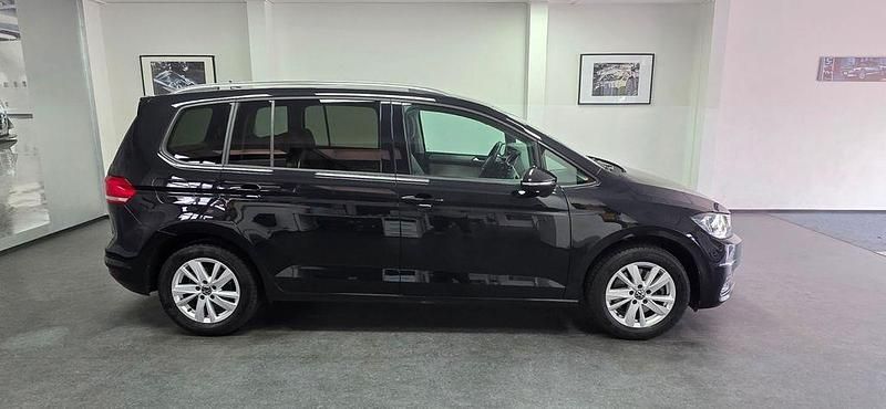Schwarz Gebraucht 2022 VW Touran Comfortline Van / Kleinbus | 26.900 € (Guter Preis) - Bild 1/4