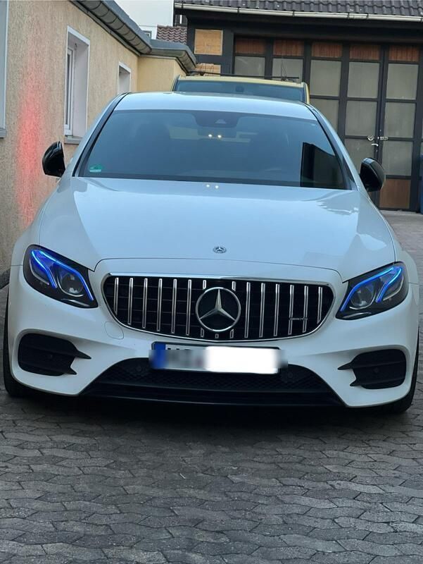 Weiß Gebraucht 2019 Mercedes E220 AMG line Limousine | 34.800 € (Fairer Preis) - Bild 1/4