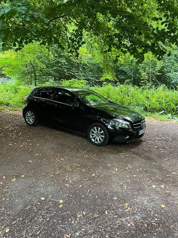 Schwarz Gebraucht 2014 Mercedes A180 Style Limousine | 9.500 € (Superpreis) - Bild 1/4