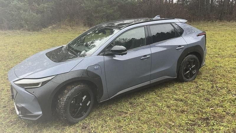 Schwarz Gebraucht 2023 Subaru Solterra Platinum SUV | 29.900 € - Bild 1/4