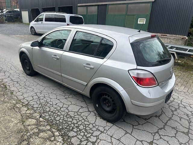 Gebraucht Opel Astra Edition 105 PS (77 kW) 2005 Silber Limousine