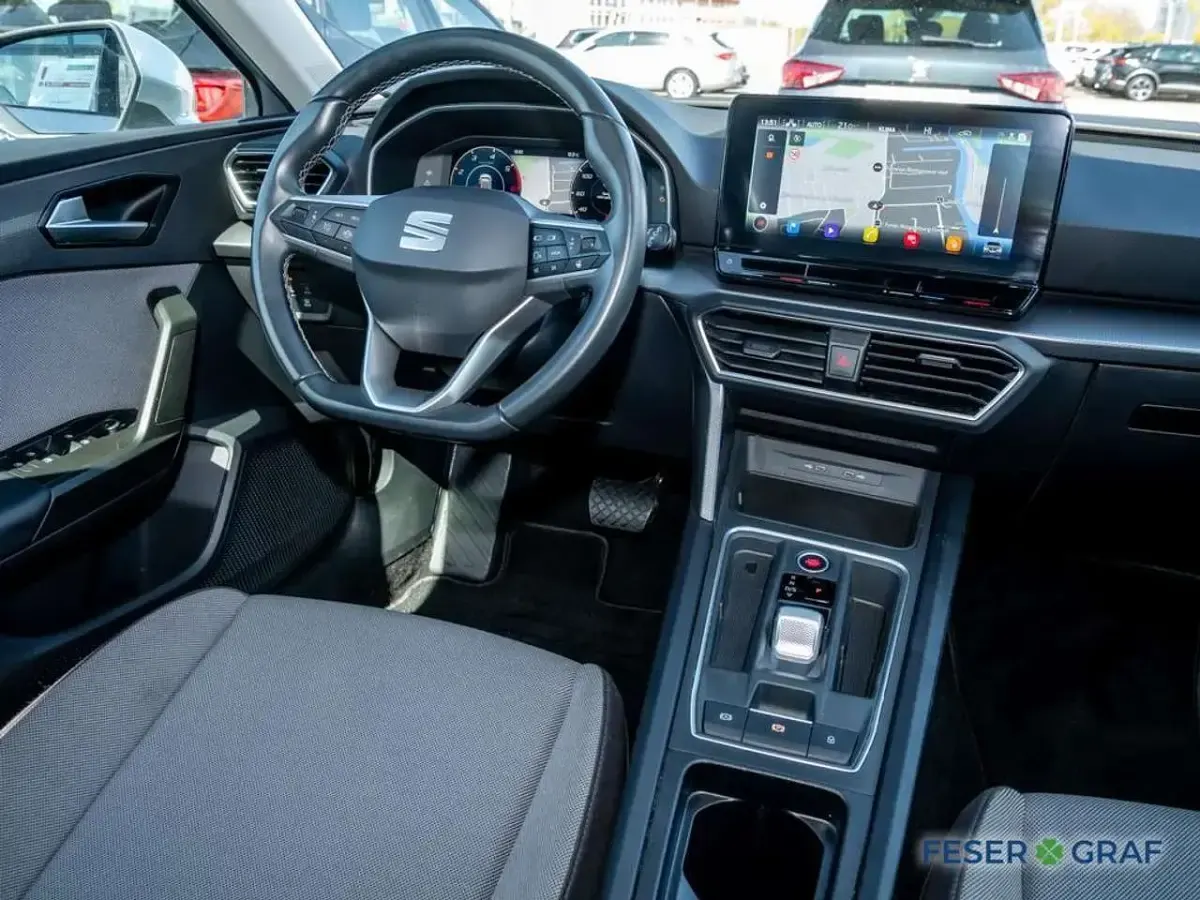 Używany Seat Leon Style 150 KM (110 kW) 2024 Srebrny Kombi